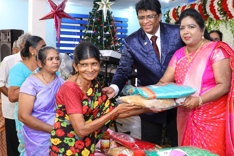 Grace Ministry, Bro Andrew Richard & family helped the poor and needy families on the occasion of New Year Eve by distributing Sarees, Grocery & Food in Mangalore. 